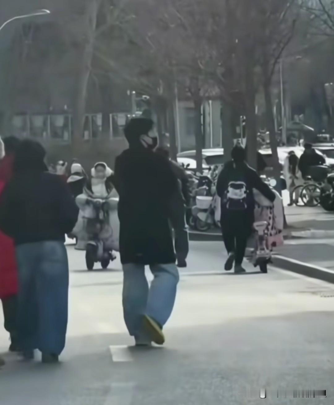 大家都想你了王楚钦，没想到啊在北大校园里看到了你！原来王楚钦陪着妈妈闲逛呢，