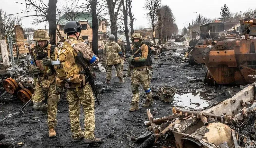 泽连斯基现在更像在赌一条生路，而不是一场漂亮胜仗。他曾公开说过，“只要乌克