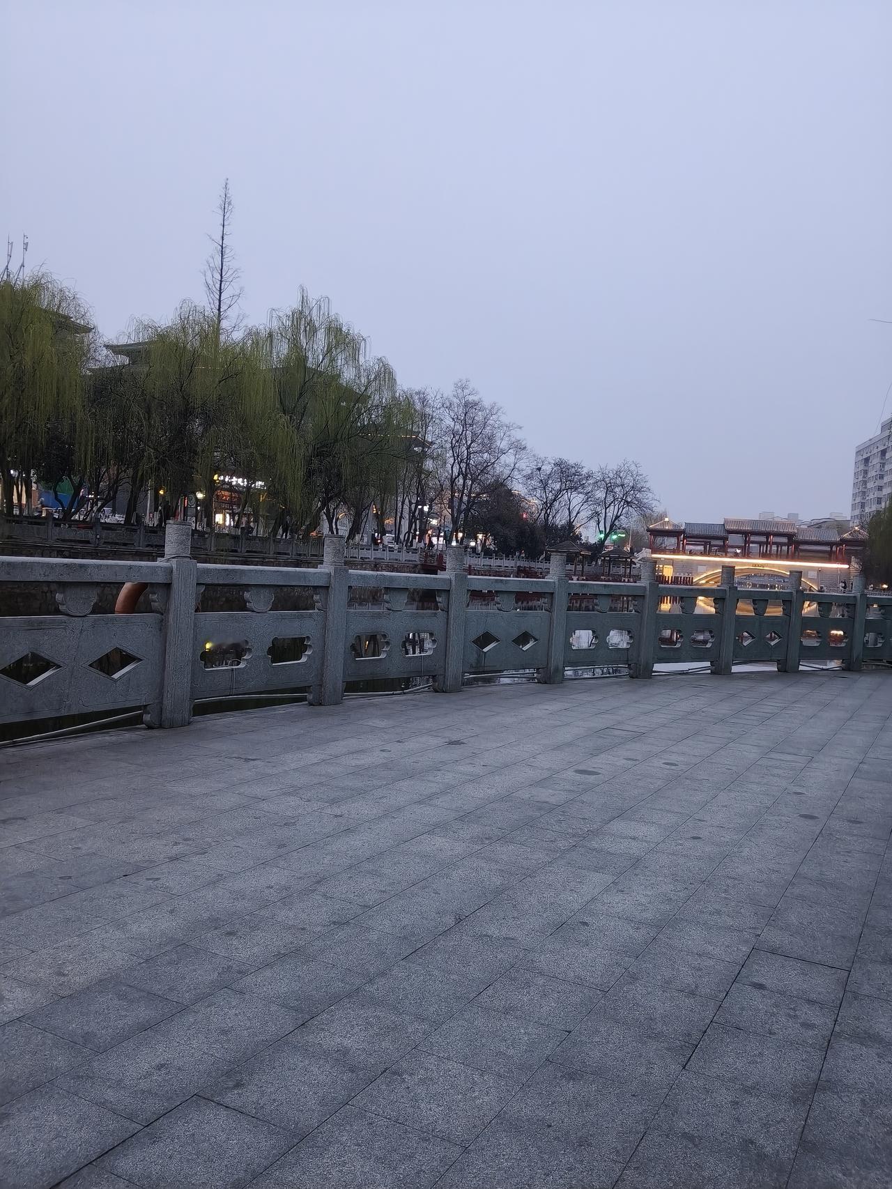 今天在散步的时候，从一起散步的大姐那里得知，我们共同的一个朋友在武汉生活，她老公