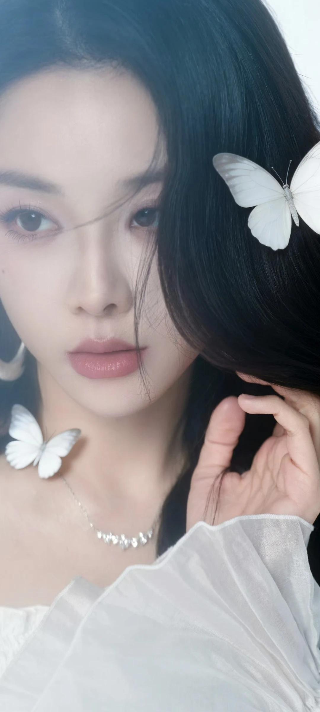 喻言壁纸写真～又纯又欲的白月光系穿搭，蝴蝶围绕也太美了吧……