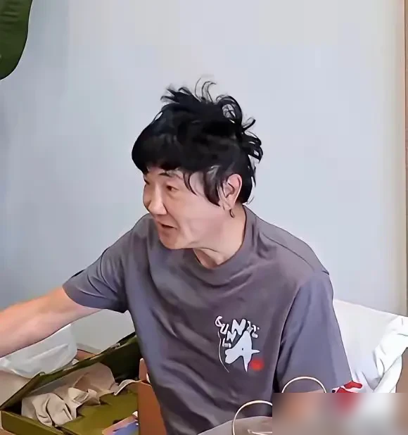 57岁的孙楠瘦成了巴掌脸，双颊凹陷，颧骨凸出，网友差点没认出来。半年前他还在被叫中年油腻，多层下巴，