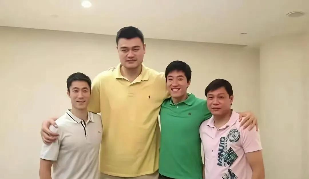 上海体坛F4年轻时合影，以前觉得范大将军很高很威武，和他们站在一起原来那么挫。姚