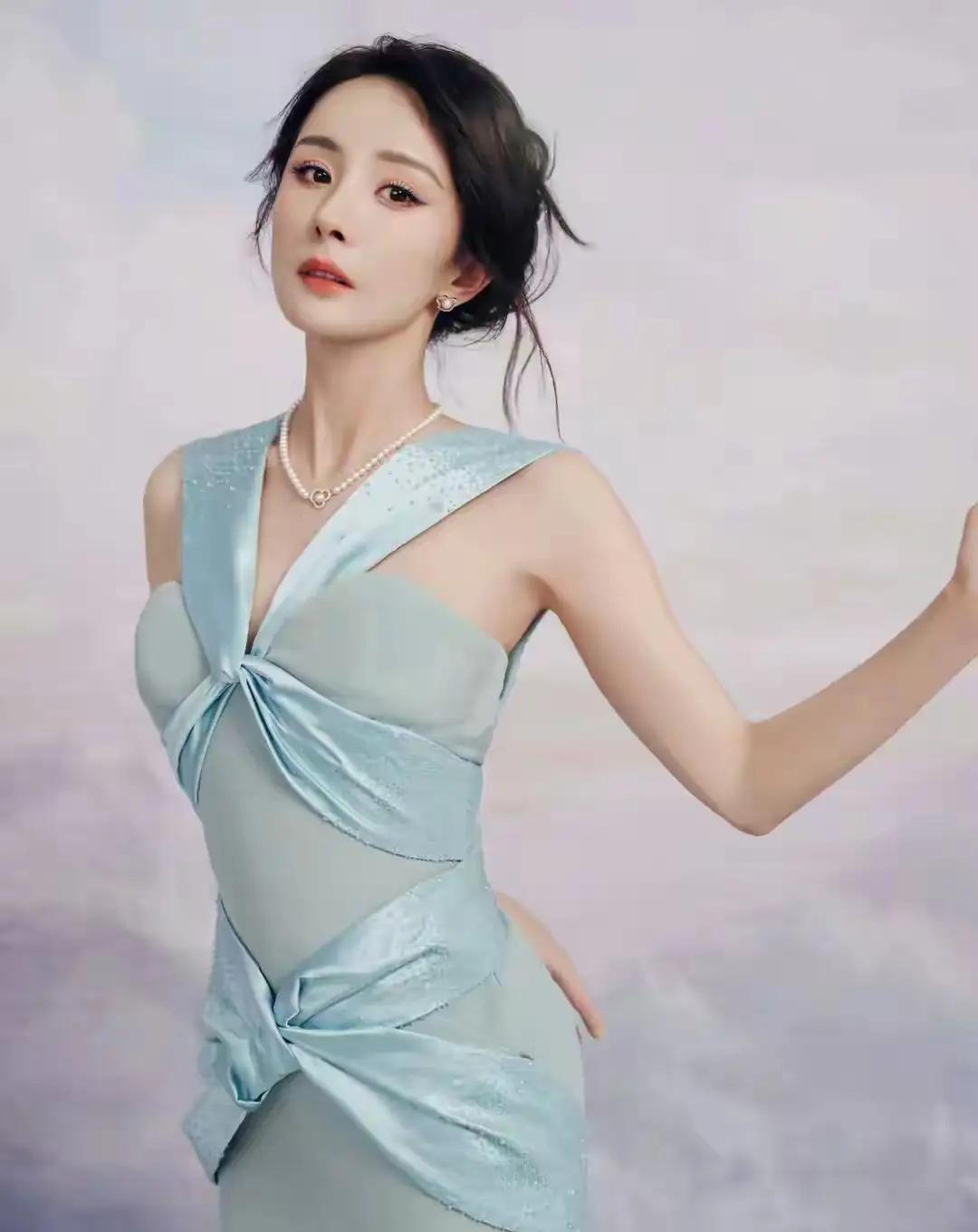 热搜密码不是那条蓝裙子。是背后27次失败的打印记录。你看到的极光在飘带上流动