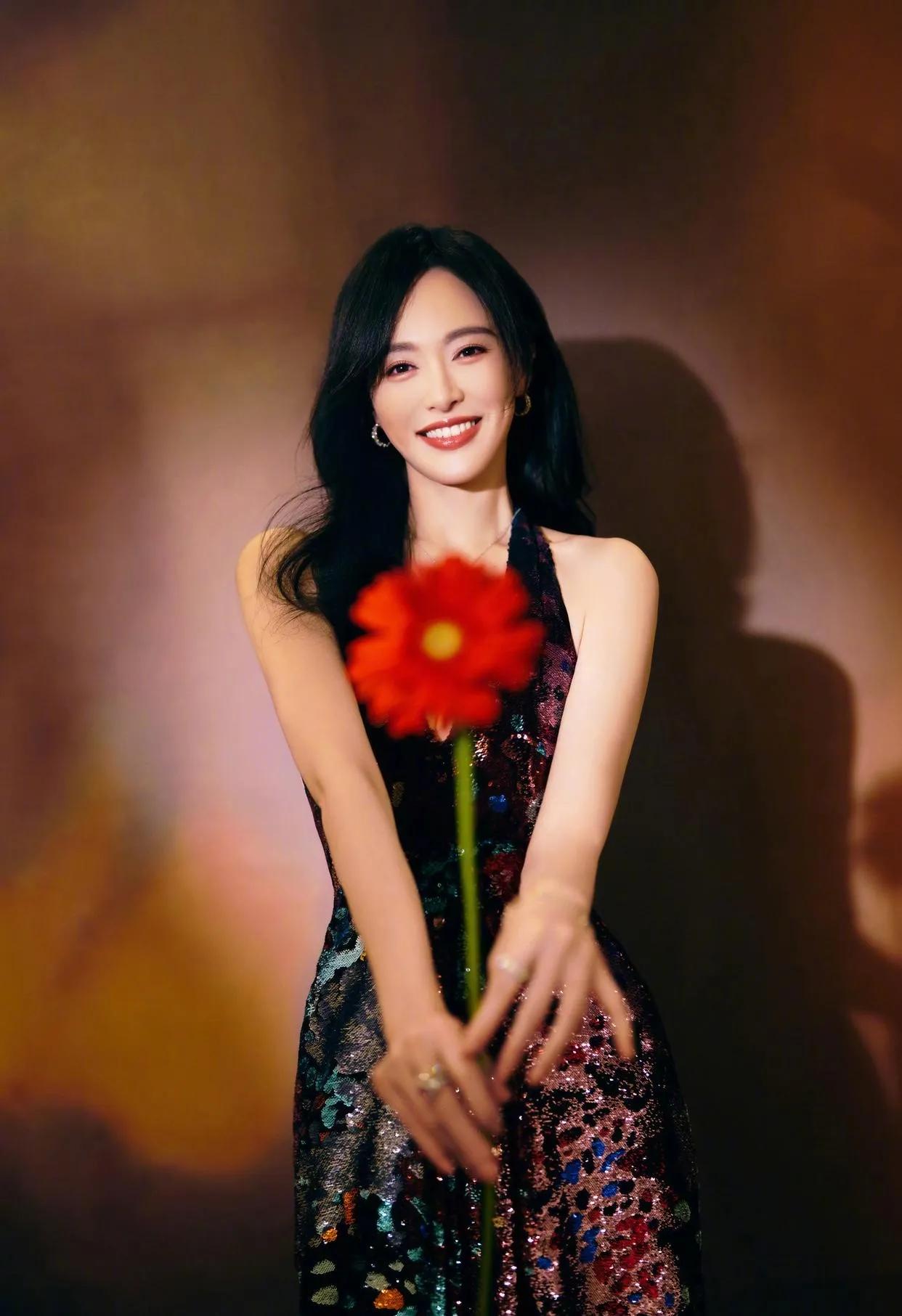 唐嫣这组大片也太绝了吧！✨深V亮片开叉裙直接封神，光影下的她婀娜又妩媚，明艳又