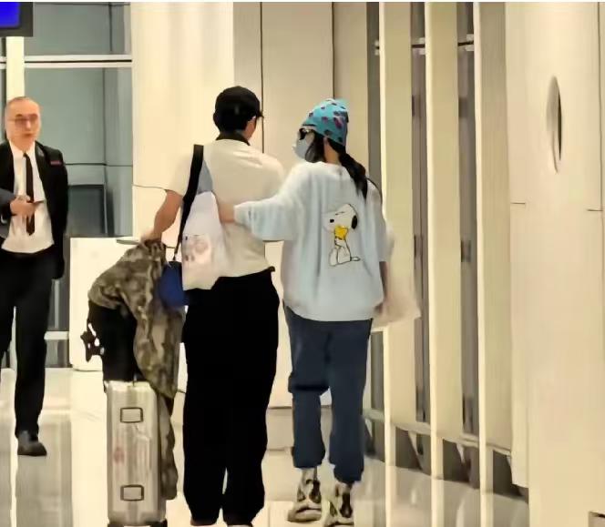 张柏芝大儿子Lucas变瘦了，背影超像谢霆锋，张柏芝搂着像搂前夫！张柏芝真是好