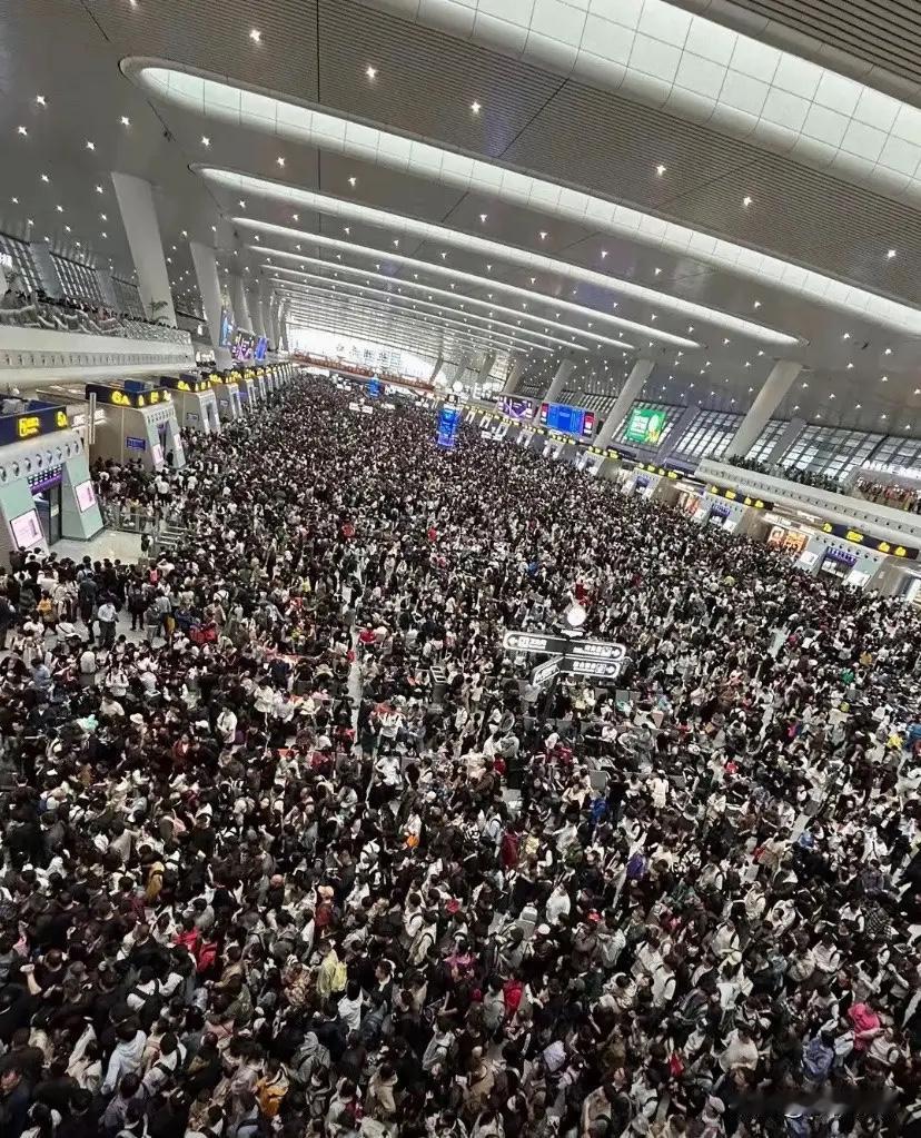 人都去哪儿了五一小长假第二天看到网友们提供的各地的“拥堵播报”情况…大家能