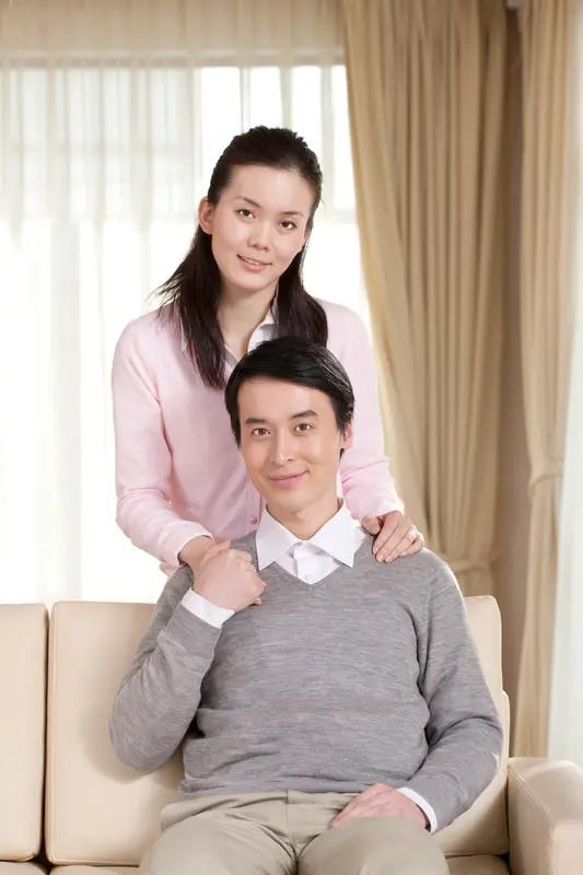 我老公有块“免死金牌”，这事儿还得从那年说起。我爸72岁脑出血住院，哥嫂没空，我