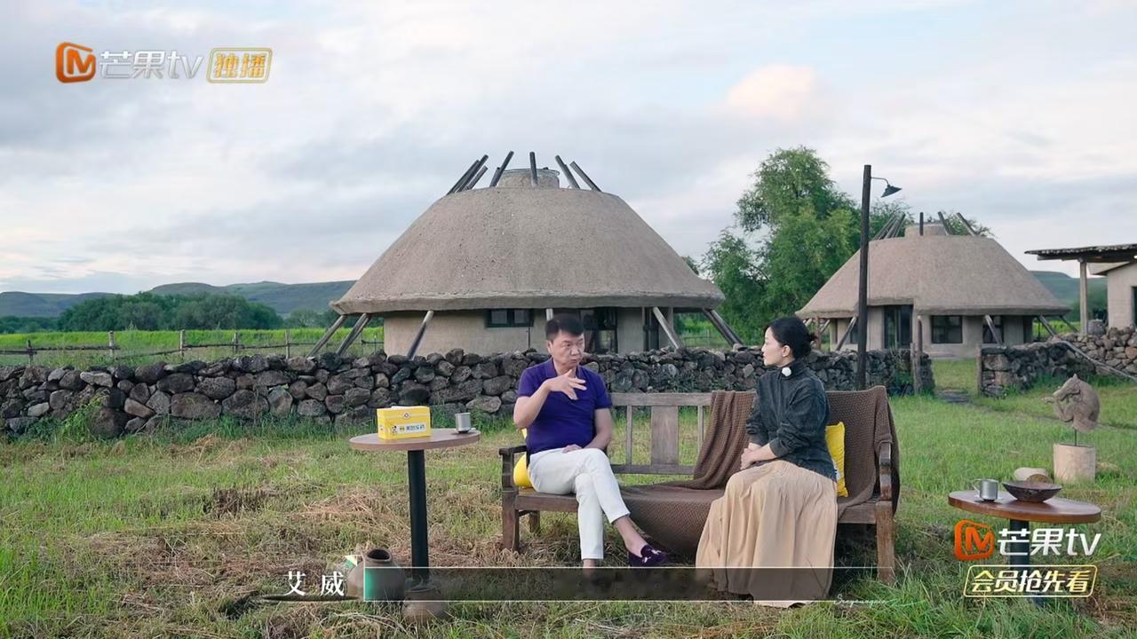 好戳人艾威说:“Lisa我就把她的骨灰洒到大海里面，然后我住在海边，每天都在沙