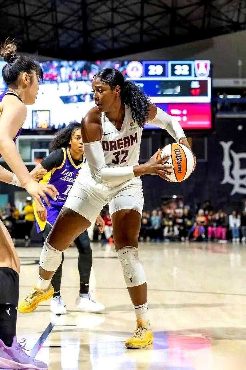 刚在WNBA拿了总冠军戒指，还没捂热乎呢，人直接空降山东了。你敢信吗？拉斯维加