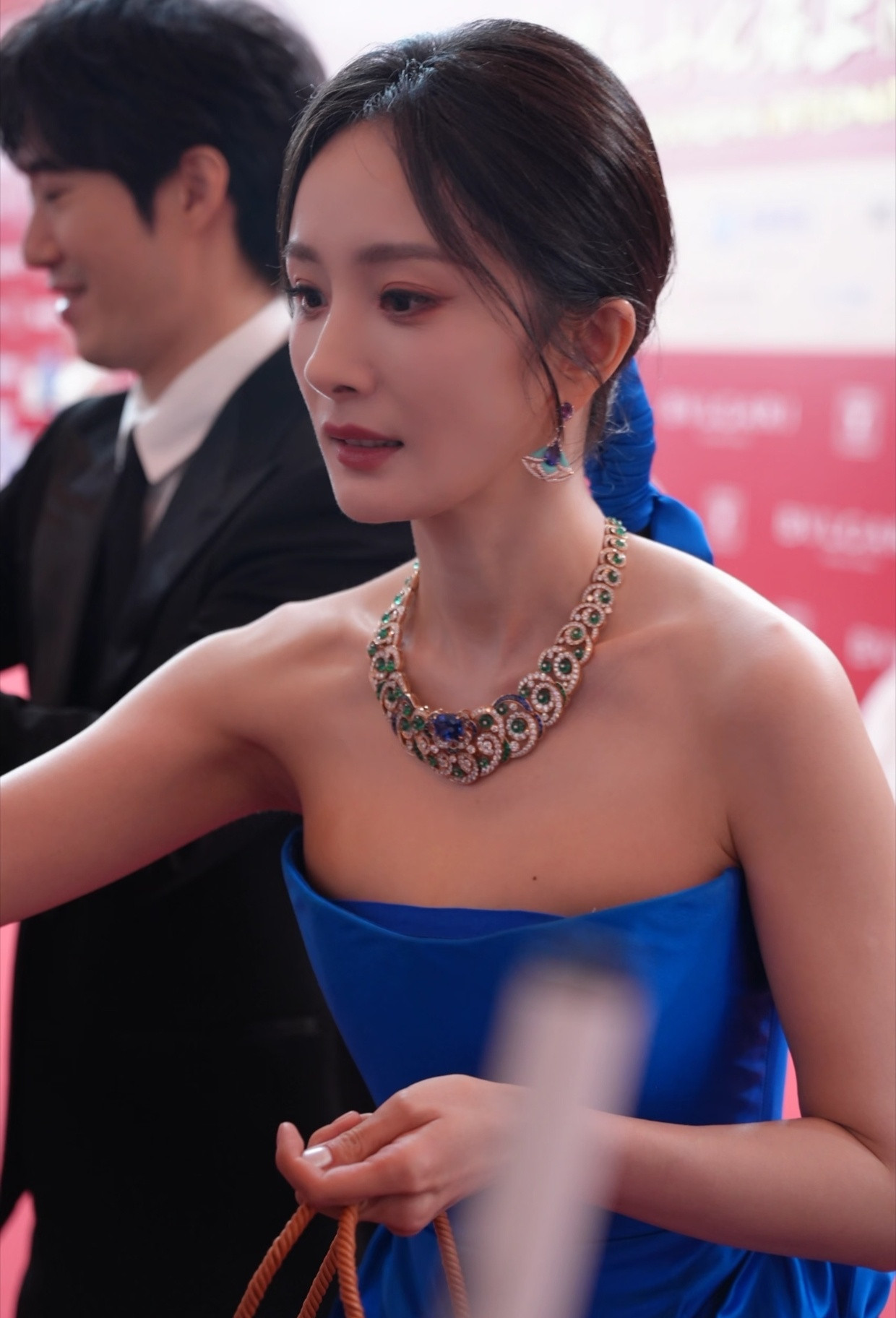 杨幂又在红毯搞抽象要被杨幂迷晕了无美颜无滤镜直出羡慕这