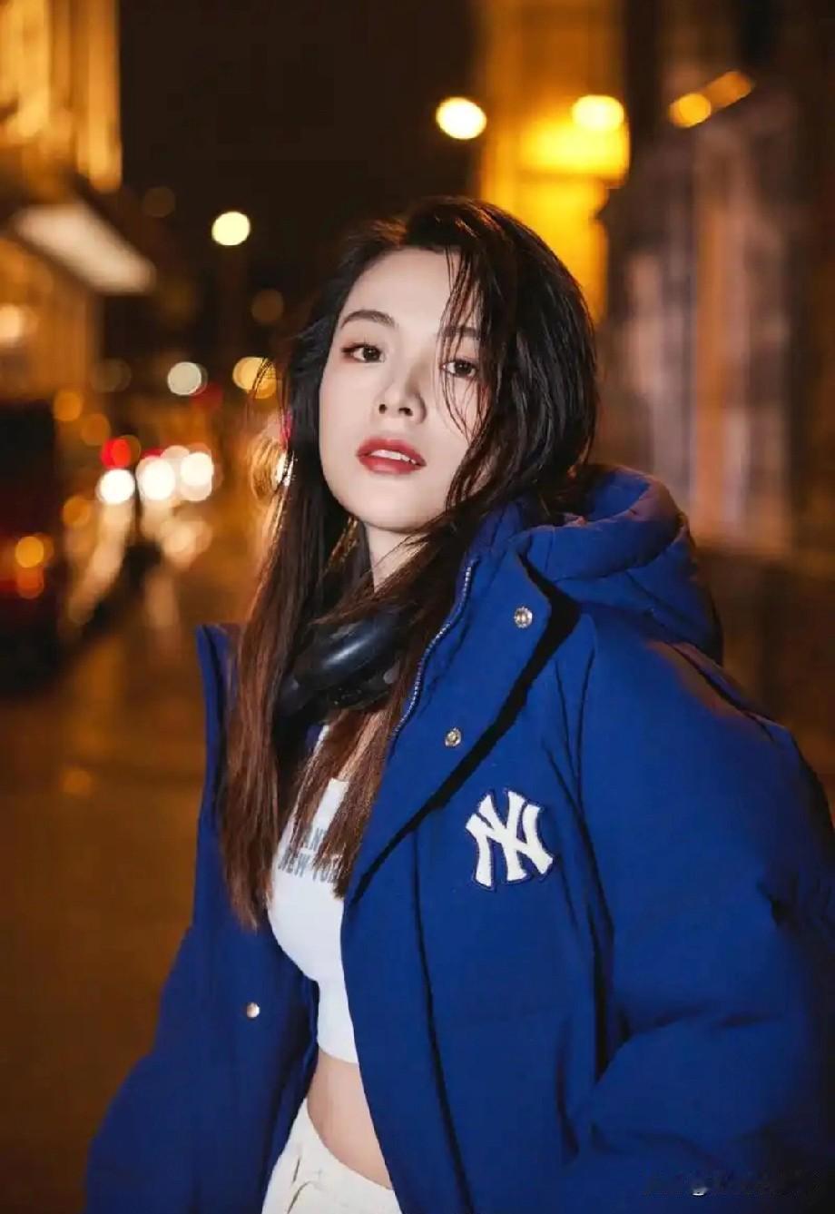 吴京又干了一件撕掉行业遮羞布的事。原定女主出事，剧组停拍两个月，钱像水一样烧掉