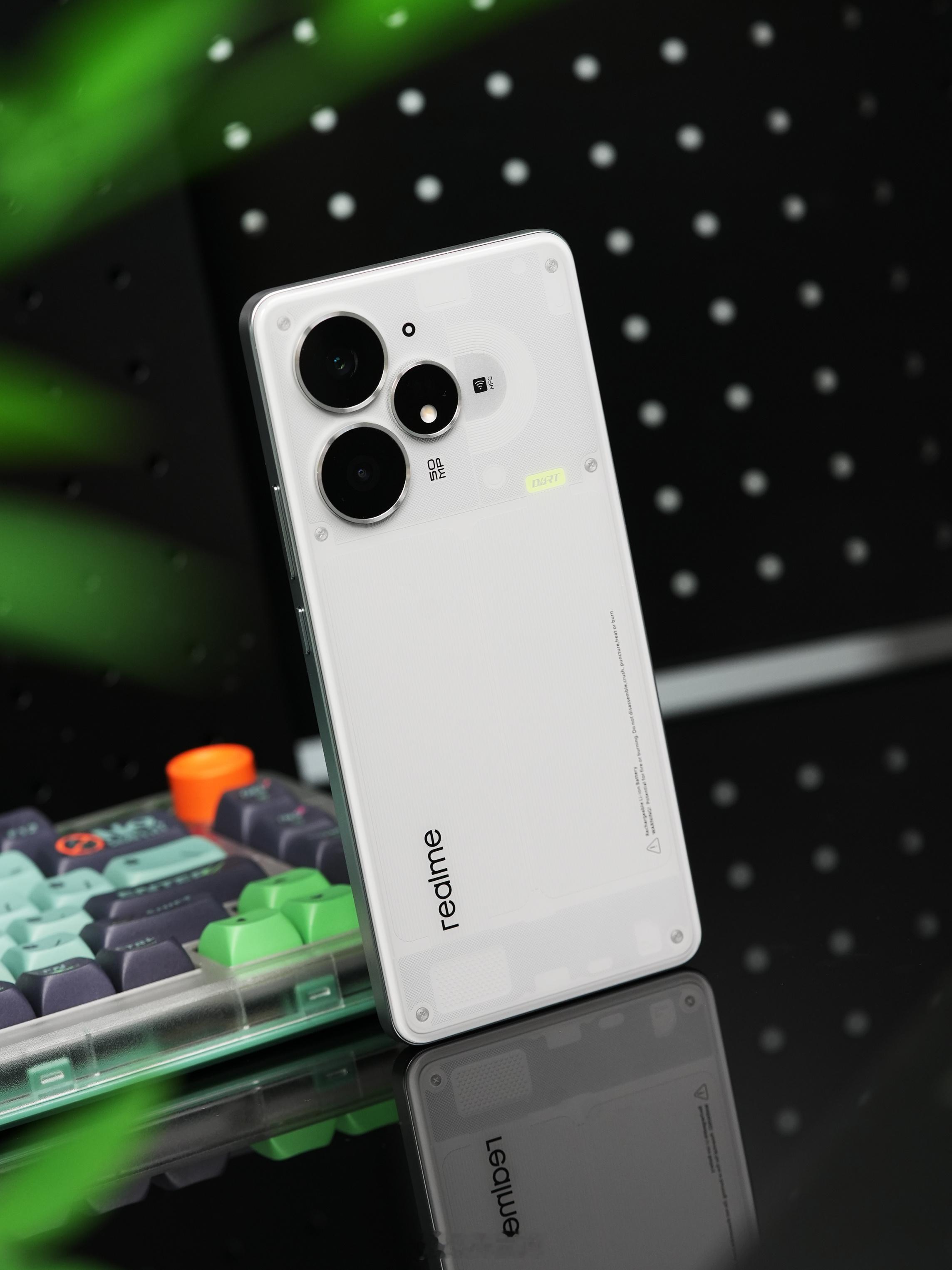 真我Neo7Turbo的设计十分亮眼，透明灰配色，后盖上NFC线圈，红外遥控的