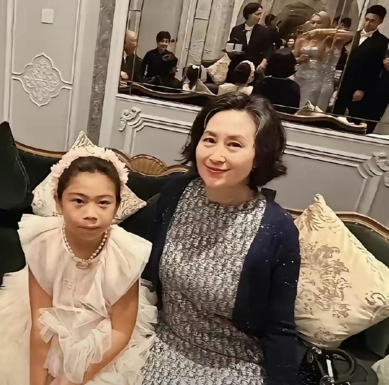之前总觉得赌王家族的子女关系，免不了要被家产、利益缠得紧绷绷，没想到何超盈和何超