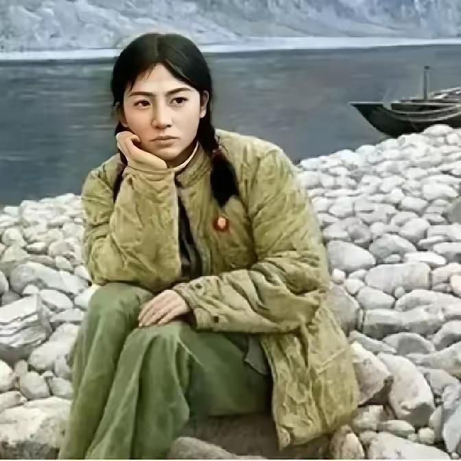 1972年，21知青李文忠救起一名11岁的落水女孩。然而，女孩竟认真地对他说了一