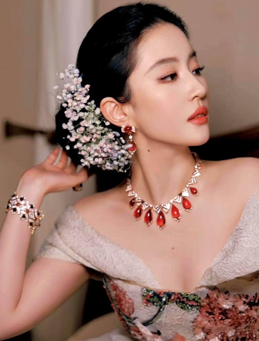 她戴的不是项链,是空气。1.2亿的宝格丽在她脖子上,像一根普通的绳子。可那个