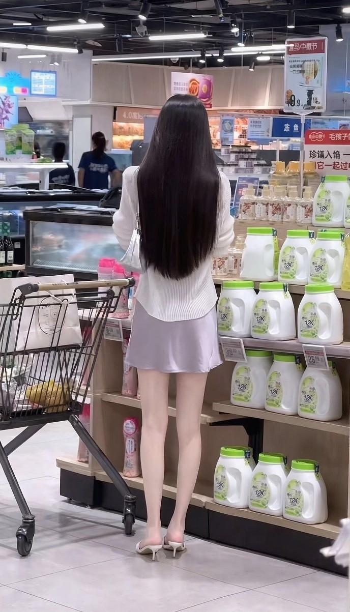“所谓氛围感，就是穿着最温柔的裙子，推着购物车也能走出T台的气场。”
