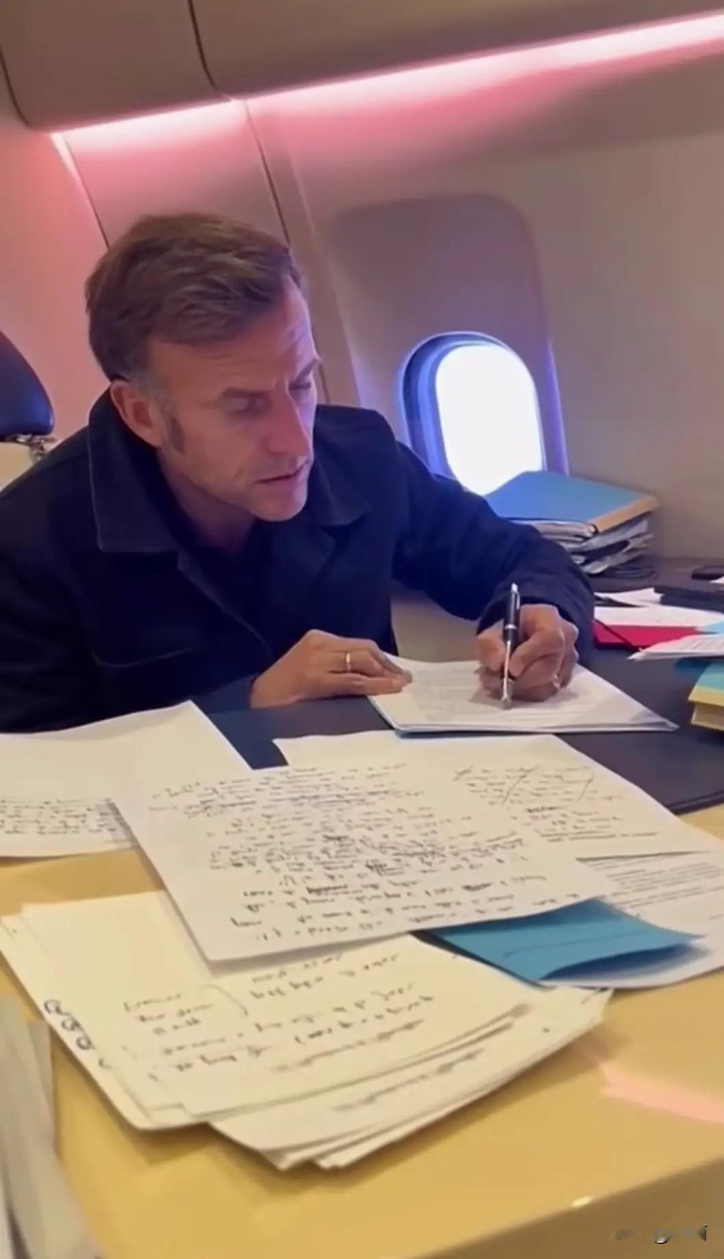 果然，工作是让人心烦的。连总统也不例外。在成都的马克龙玩的起飞，眉飞色舞，高兴的