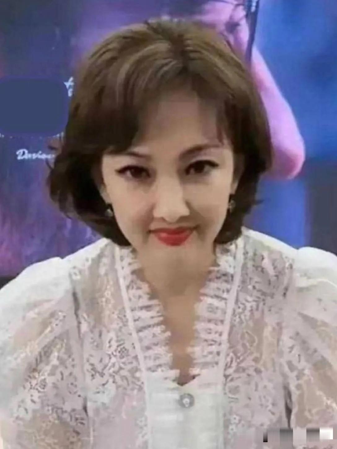 她以前那张脸是独一无二的美，有一双灵动会说话的眼睛，漂亮又大方，就算是朱琳和景甜