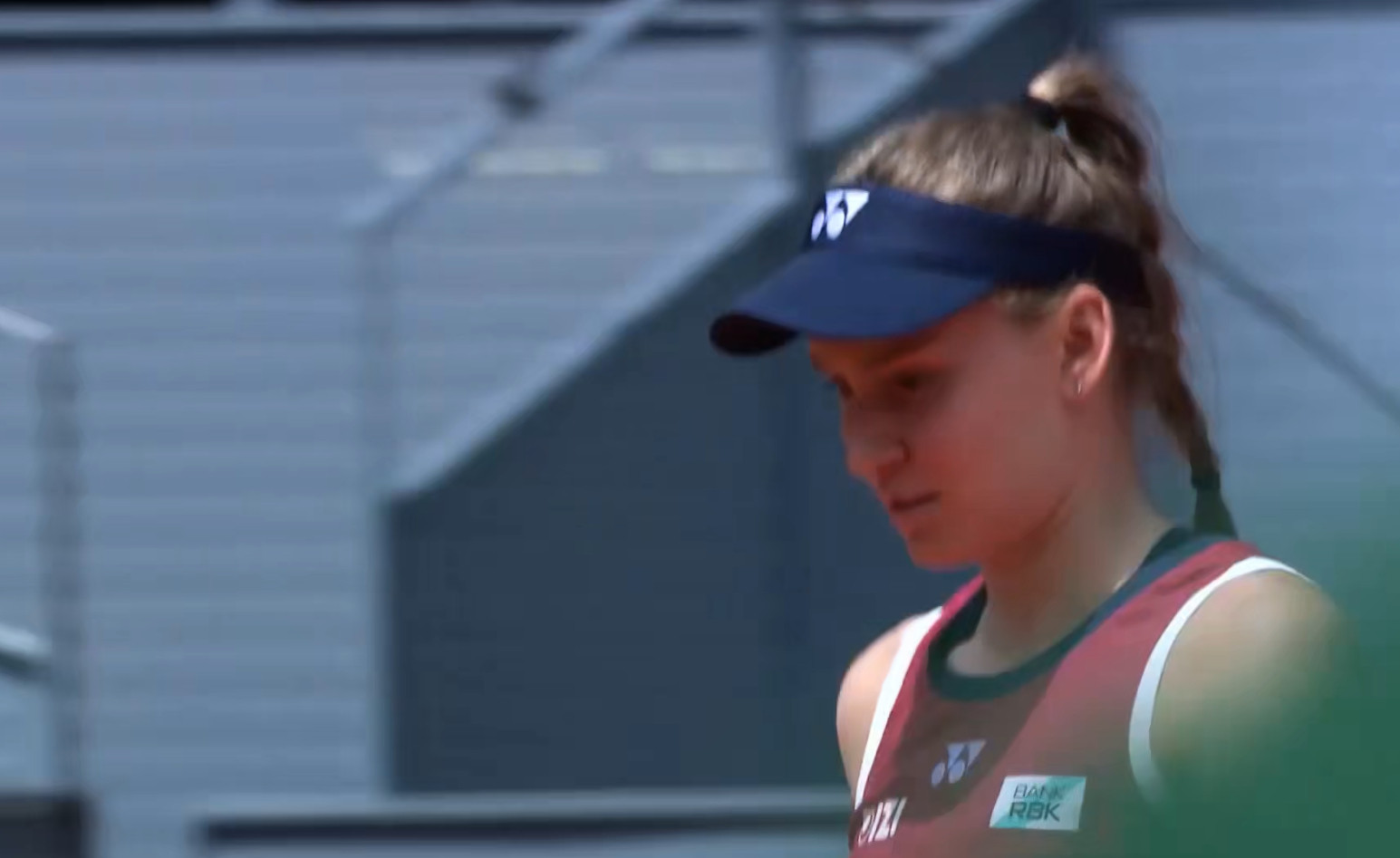 马德里1000赛中心球场正在进行的一场比赛，莱巴金娜首盘4-6鲁塞这场比赛的胜