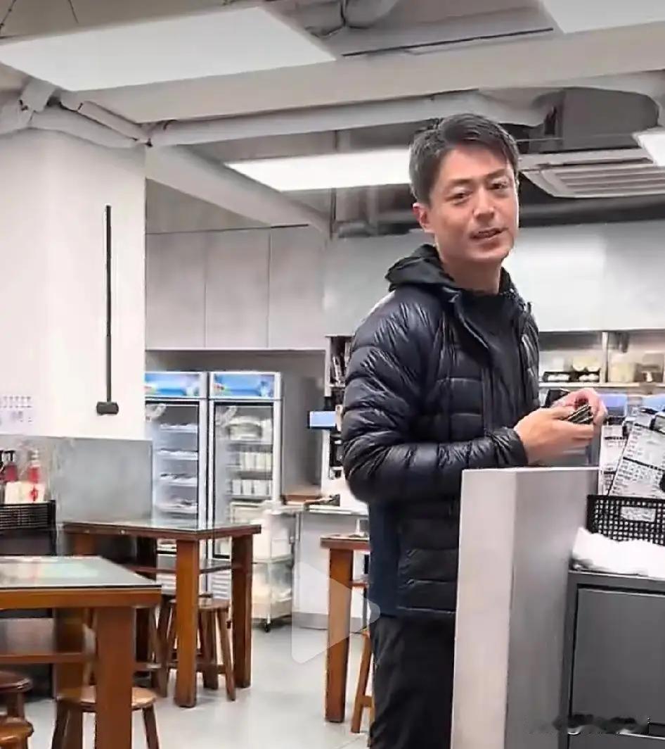 1月21日，有网友晒出一段视频，称自己在台湾一家饭店用餐时，意外邂逅了霍建华。