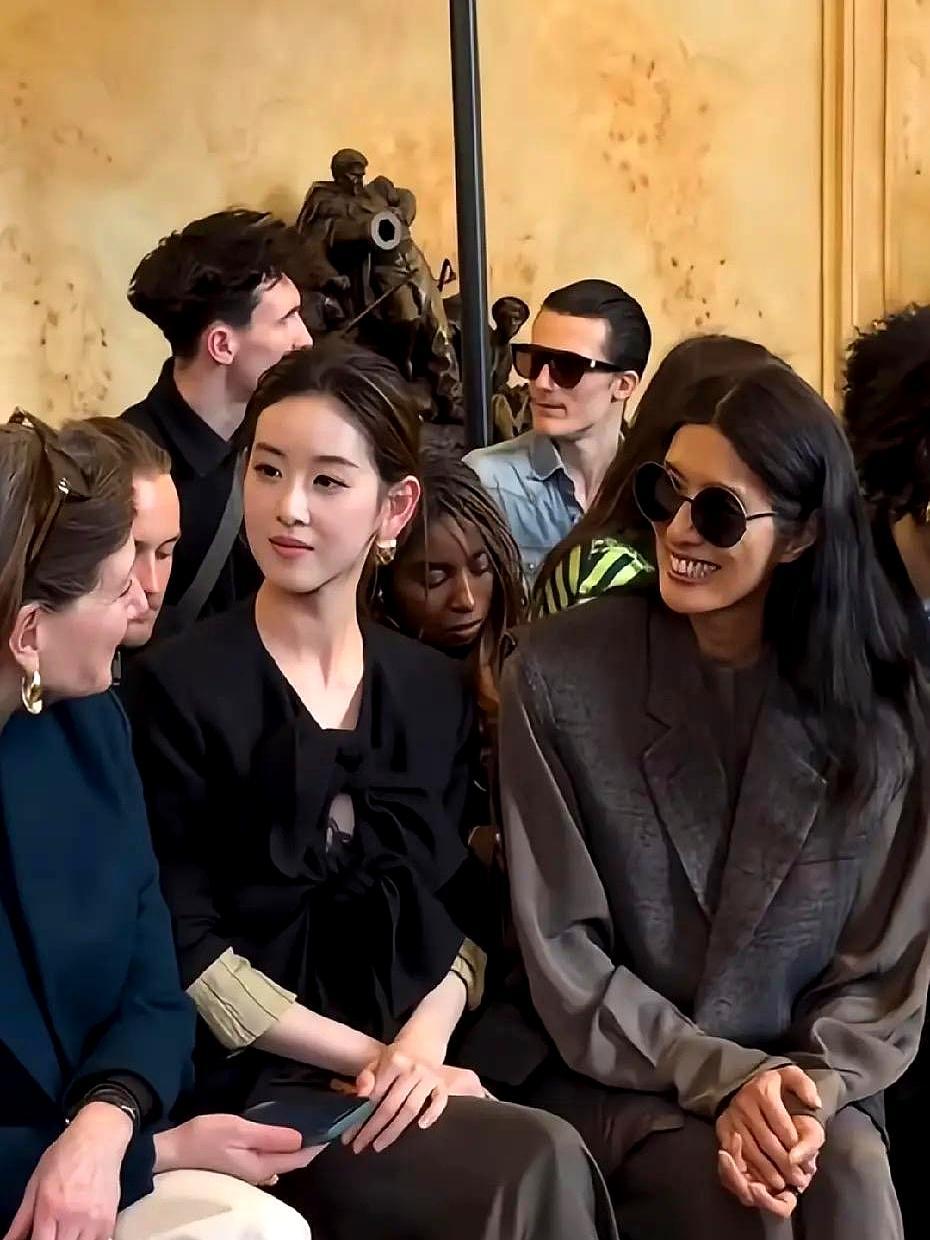 真正的名利场玩家，连抢镜的动作都省了。巴黎UmaWang秀场头排，章泽天