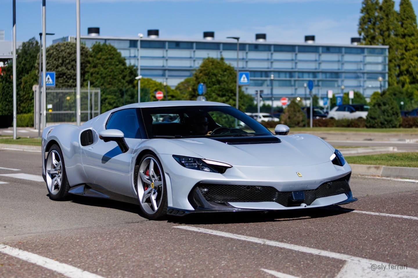 浅灰色的法拉利296speciale