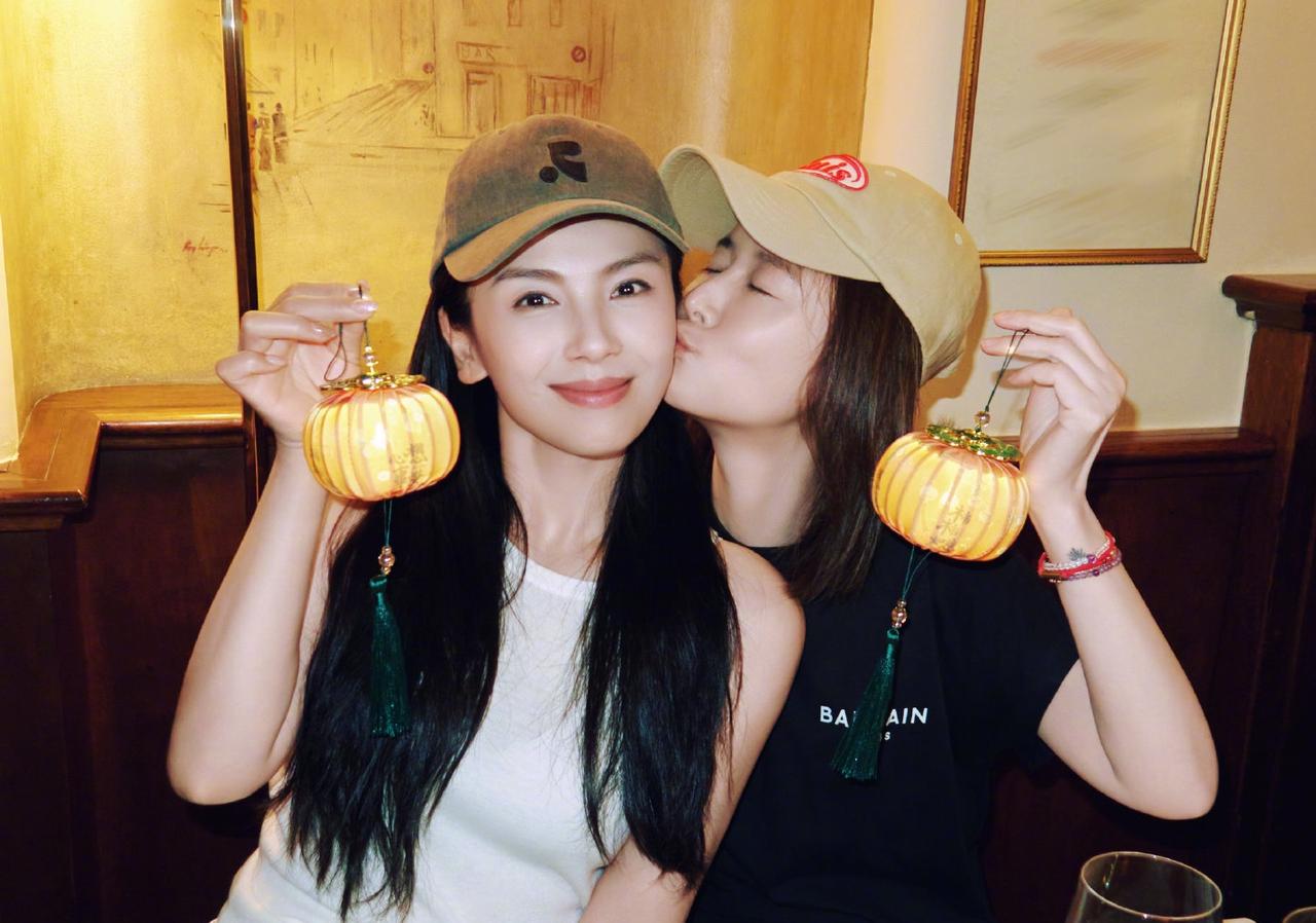 昨天，刘涛定位意大利发布了一组合照，照片中的刘涛与林心如亲似姐妹，甚至比姐妹还要