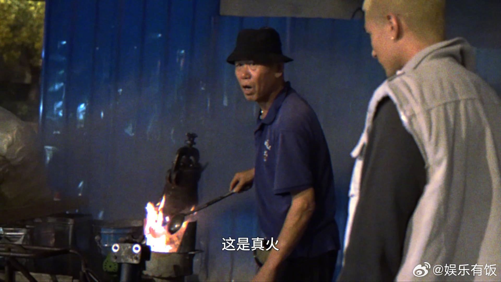 米卡这是真火米卡拍VOGUE盛典官宣图去体验了老式爆米花机，爆米花大爷亲自盖章