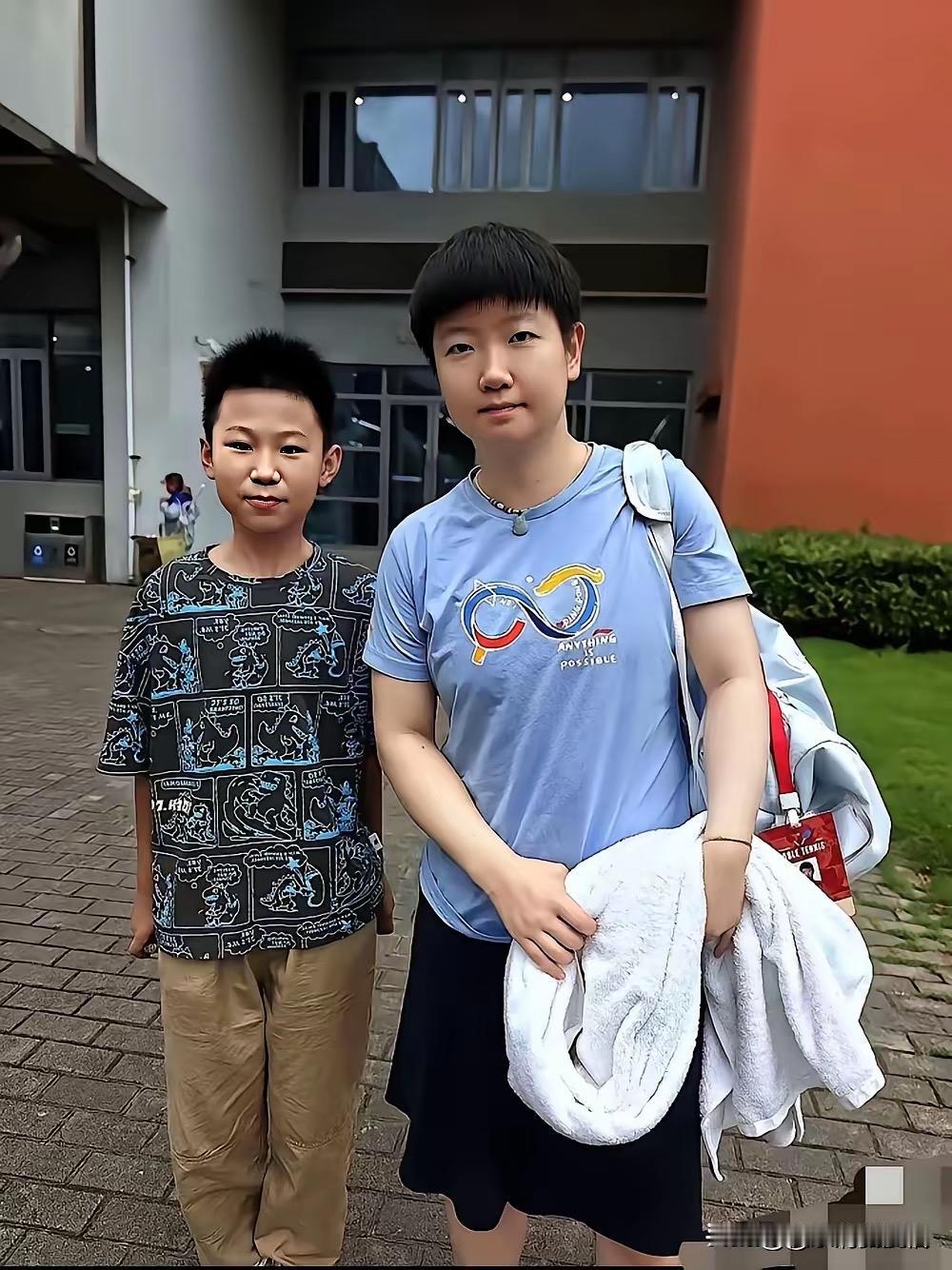 莎莎仿佛“冻龄”了似的，岁月根本没在她身上留下痕迹，六年前的莎莎就萌萌的可爱