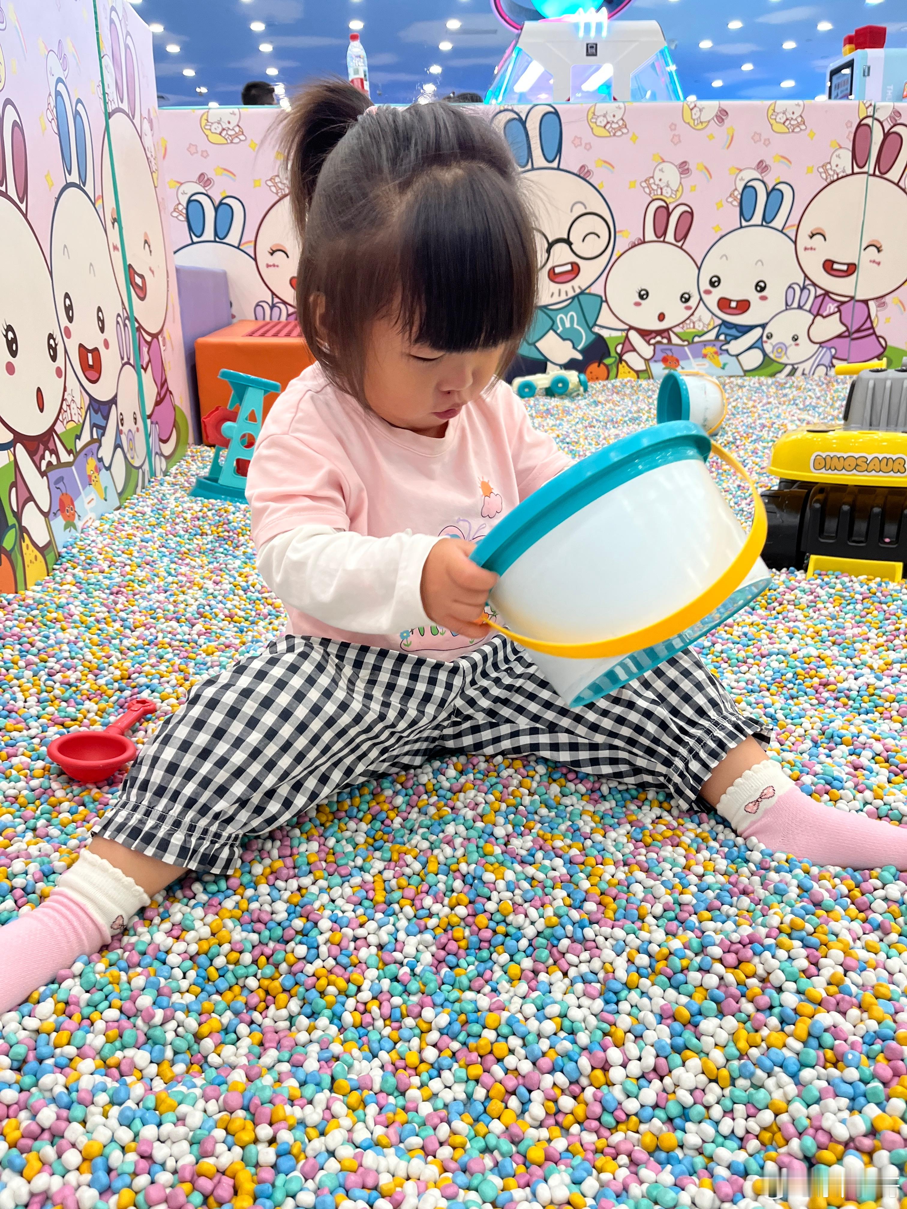 这是不是二胎的日常生活，好的时候穿一条裤子，不好的时候像陌生人。送完她二姐去画画