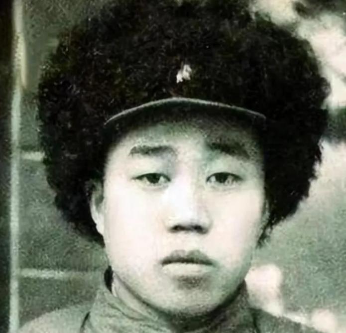 1952年的朝鲜战场上，志愿军文化教员颜邦翼在送炮弹的时候路遇炮兵师长，觉得师长