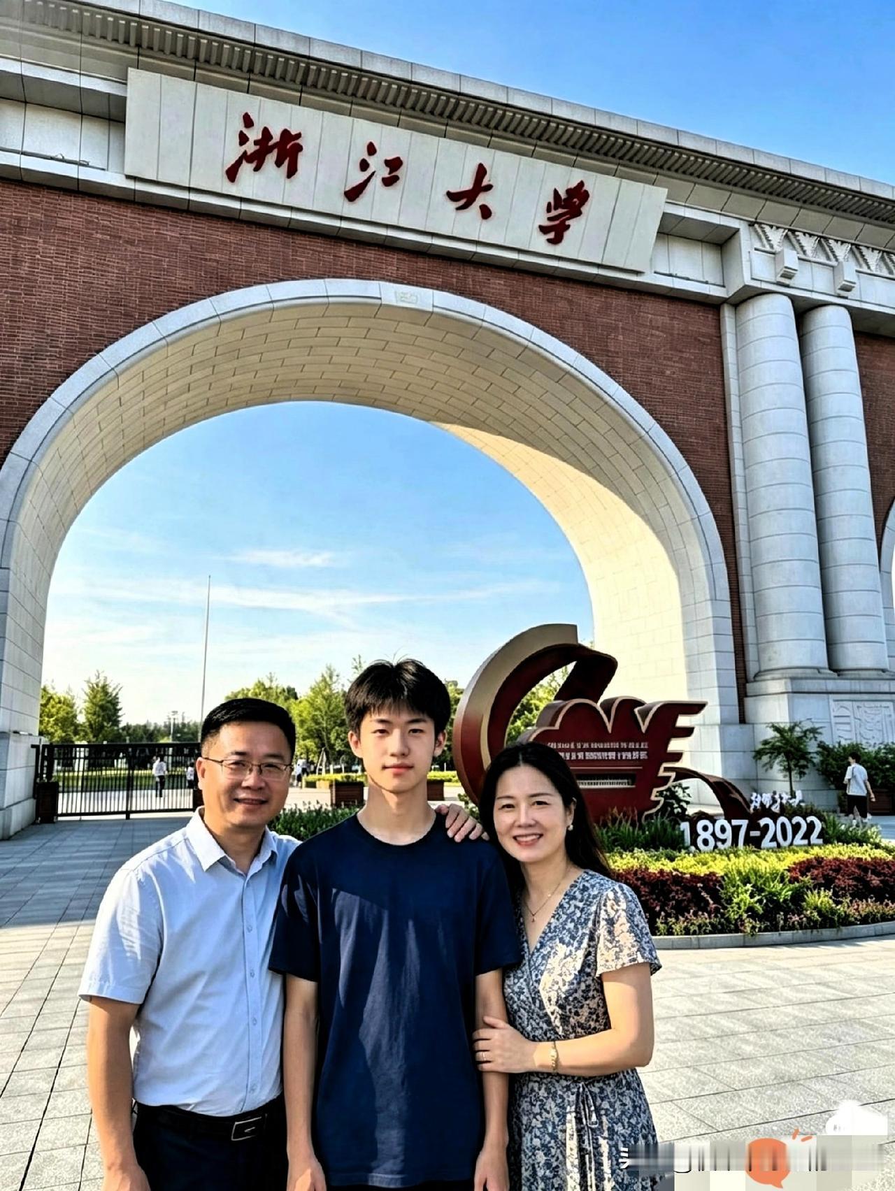父母送儿子上大学，在校园门口的合影。父亲是帅气的，母亲是漂亮的，儿子