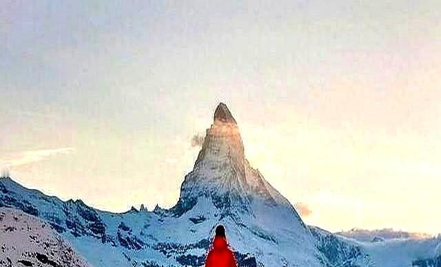 万元羽绒服不是御寒,是朋友圈的硬通货。年轻人掏钱不是图暖和,是图点赞多。一件