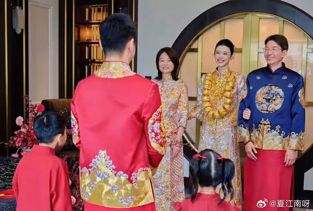 奚梦瑶晒婆婆赠送的婚嫁敬茶礼俗话说，贫贱夫妻百事哀，家里有钱，婆媳关系也会好很多