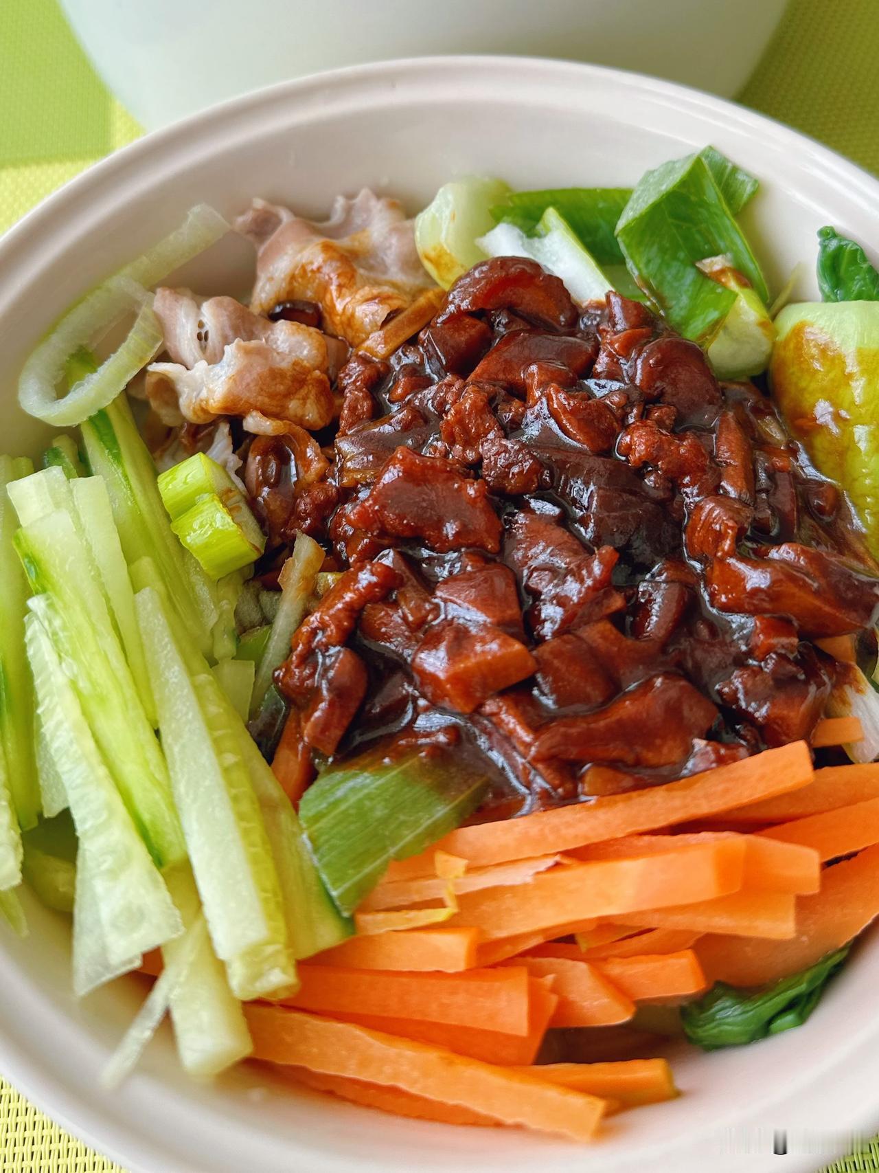 中午，自己动手炖了只老鸽，配上大福建古田的菌汤包，炖了两小时老鸽肉已经是熟透了。