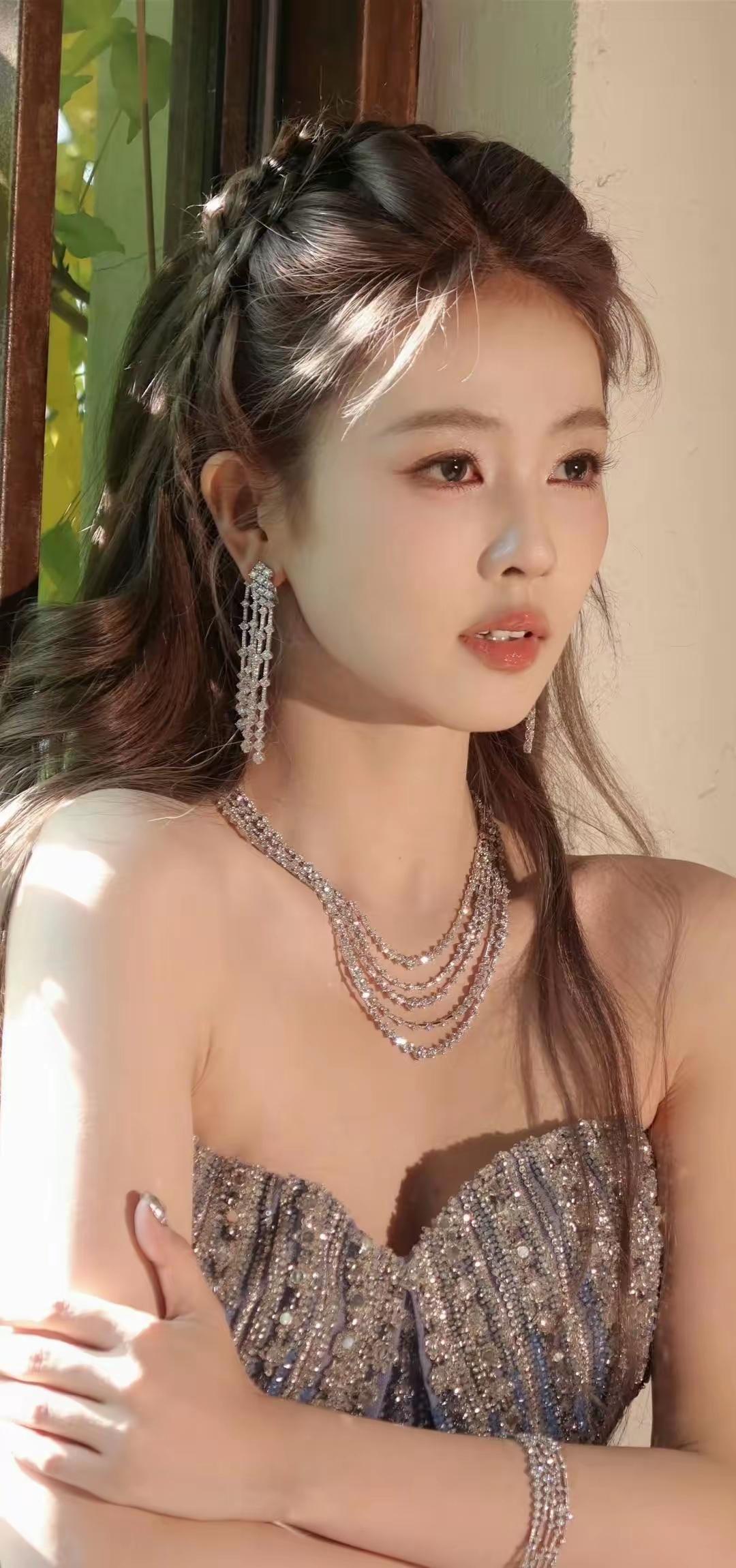 优雅晚宴穿搭指南，闪耀的珠宝与精致的礼服完美搭配，尽显迷人魅力！💃✨