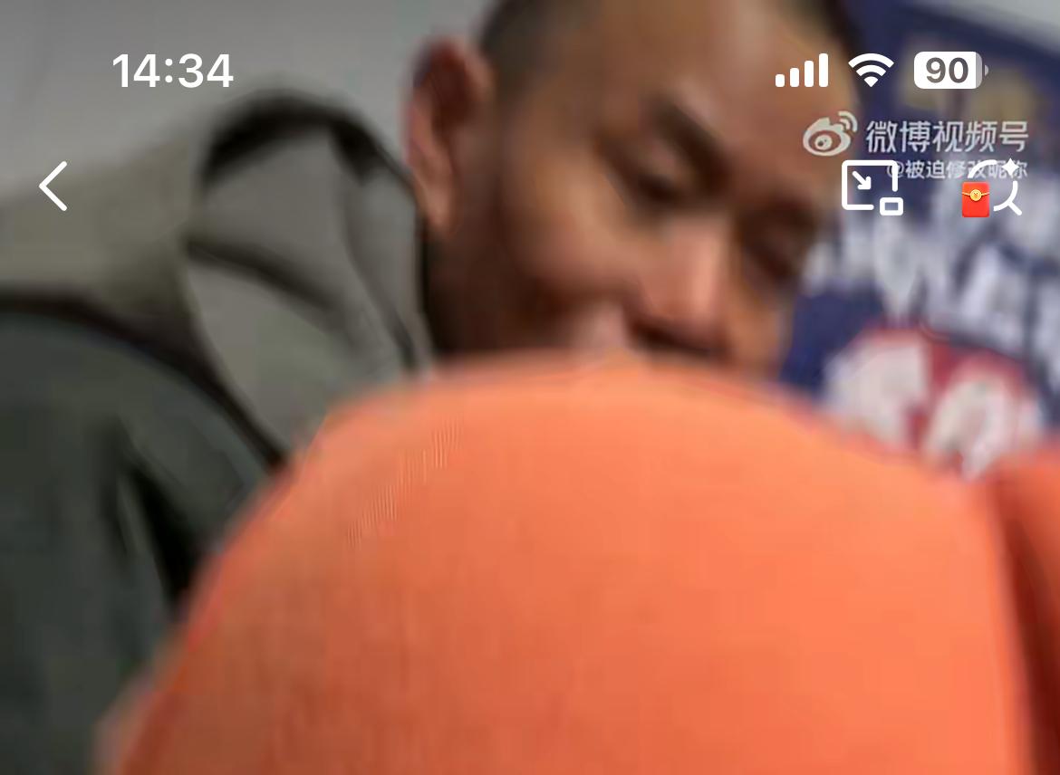 江苏一小区老人在电梯里抽烟，被女孩提醒。老人非但不灭烟，反而又拿在嘴里面吧一口，