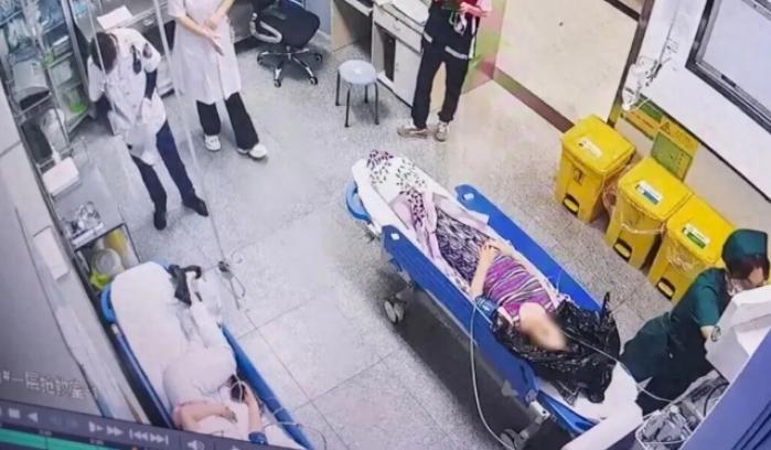“太吓人了！”7月29日，辽宁大连，一家人在室内吃炭火烧烤，因为天气闷热，所以他
