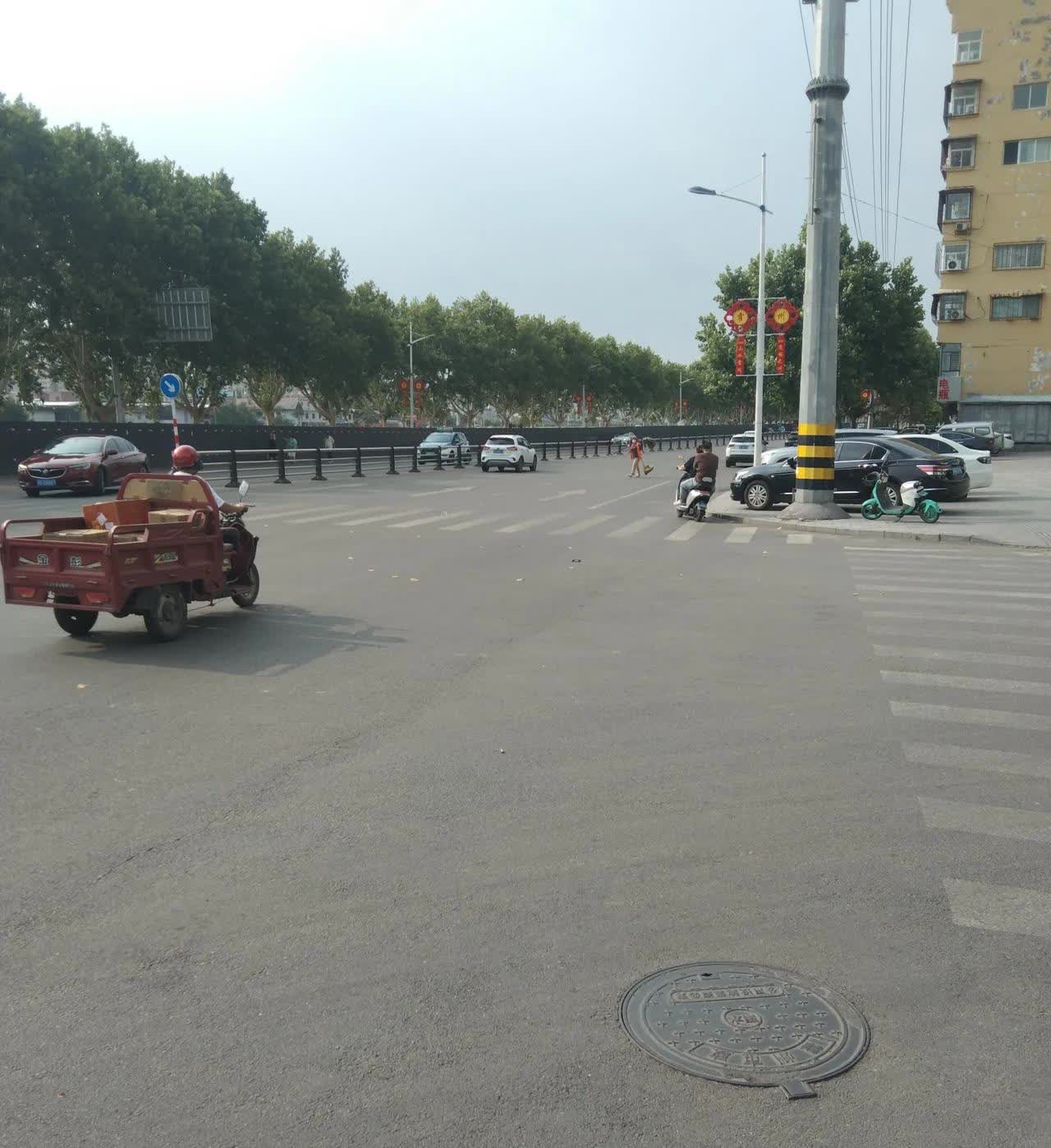 一战友，喝酒后骑摩托车回家，摇摇晃晃的过十字路口，被一女司机撞倒，浑身疼痛难忍，