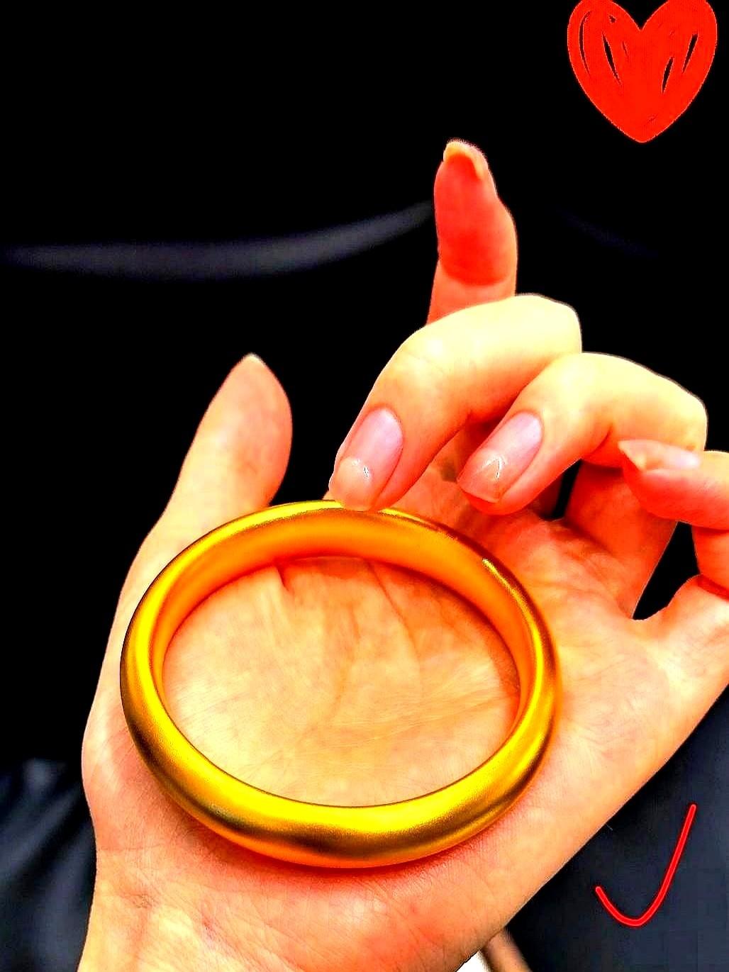 心碎了一地！金价这是彻底失控了吗？这两天跟银行朋友唠嗑才知道，现在连存钱的老