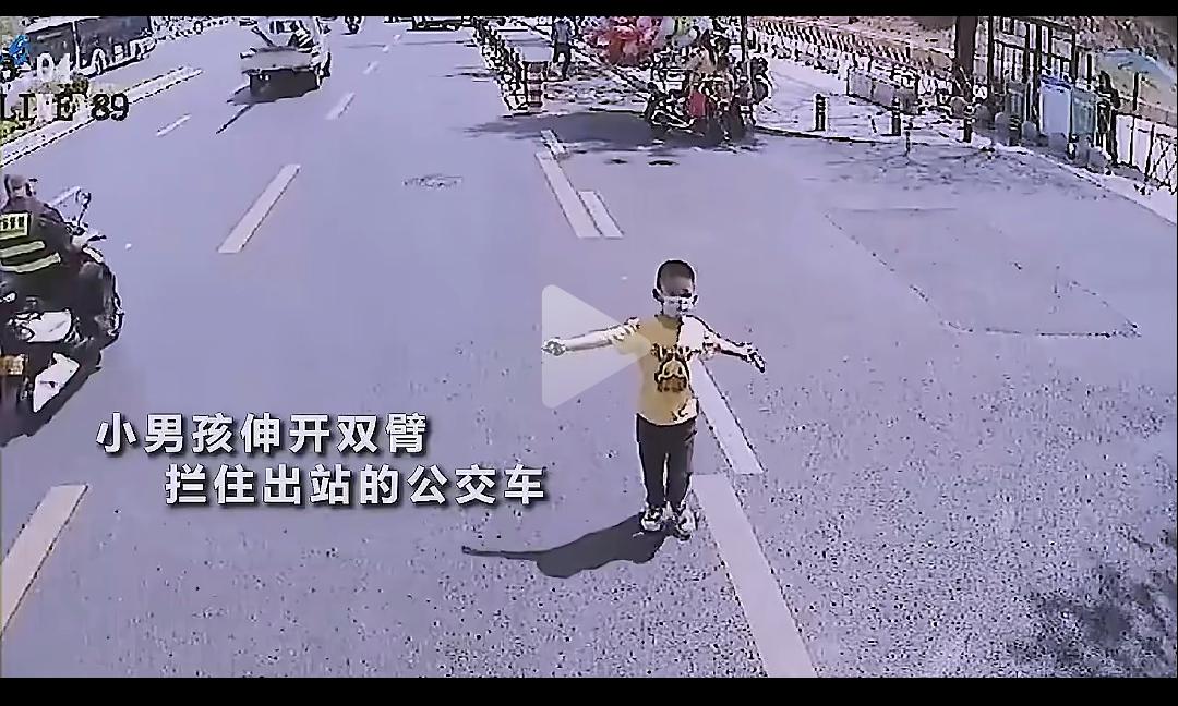 在河南郑州，发生了令人暖心的一幕。郑州89路的一辆公交车在即将