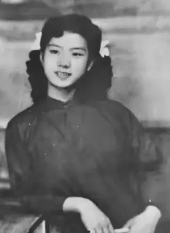 1949年，一女战士不幸被特务抓捕。审讯时，特务用刀子划开她的衣服，逼问：“你到