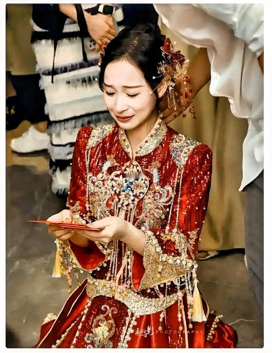 结婚典礼上，新娘突然当着所有来宾的面大喊：“今天是我大喜的日子，可我一点都不高兴