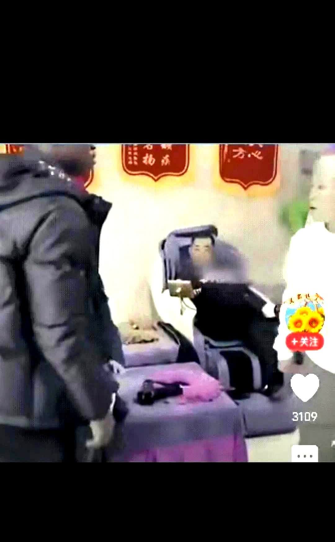 真是丢人丢到家了。一个女子带黑人男友到家，父亲可能心里不接受女儿的选择，