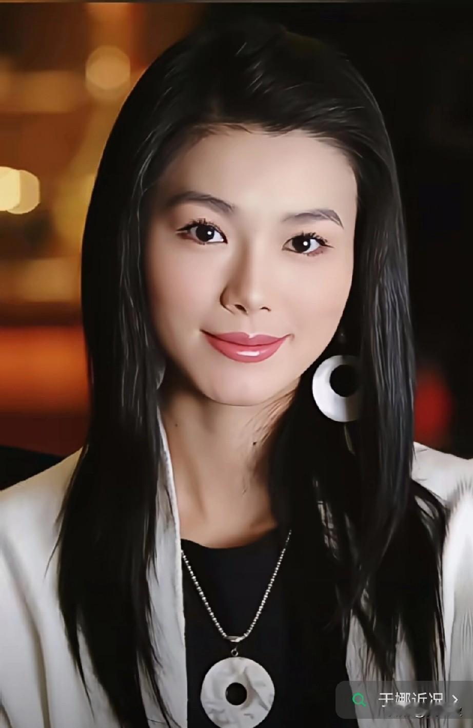 胖胖的也好美二十年前，她往T台一站，就是超模气场；镜头前一回眸，直接演活了小说
