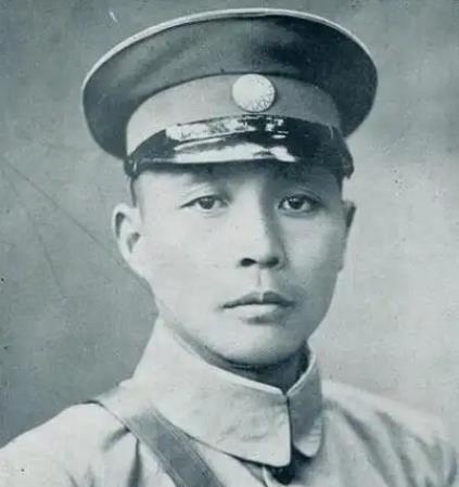 1938年6月，国民党上将钱大钧，走进军统湖北站，当着一众人特务的面，拔枪击毙了