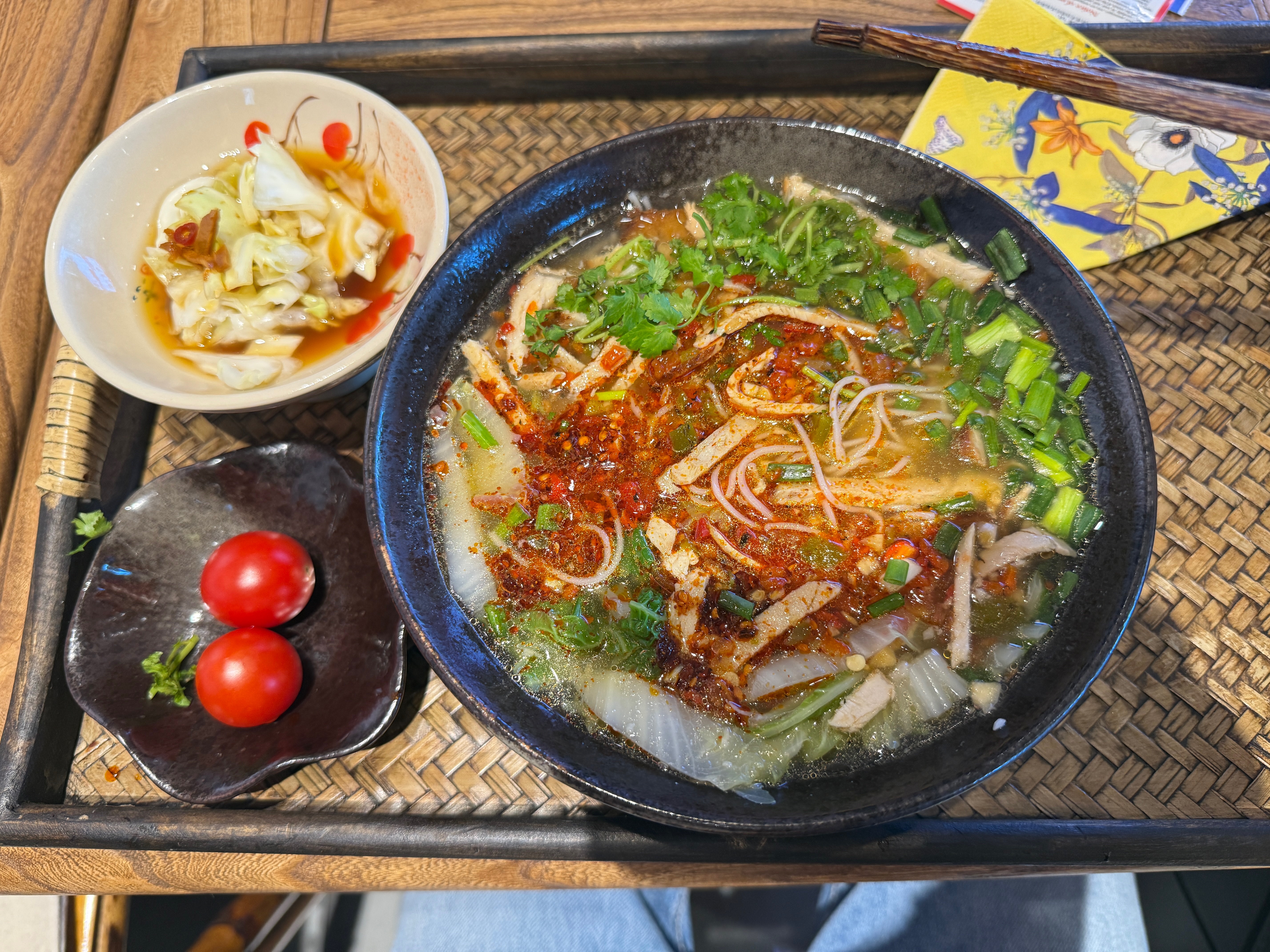 今天的午餐云南特色烧肉饵丝[doge]好吃好吃！大家都吃啥了？今天小卷长胖了吗​​