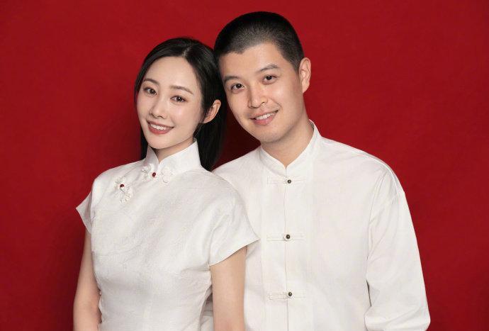 10月2日，演员@李纯LiChun与歌手@马頔-麻油叶同步官宣结婚喜讯！二人