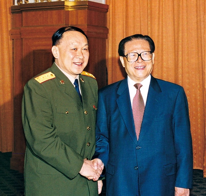 梁光烈和他的伯乐江同志亲切合影。正是在江同志任期内，梁光烈获得了迅速提拔，从一位