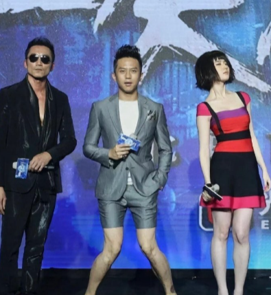 隔着屏幕都感觉到刘亦菲的难为情​​​